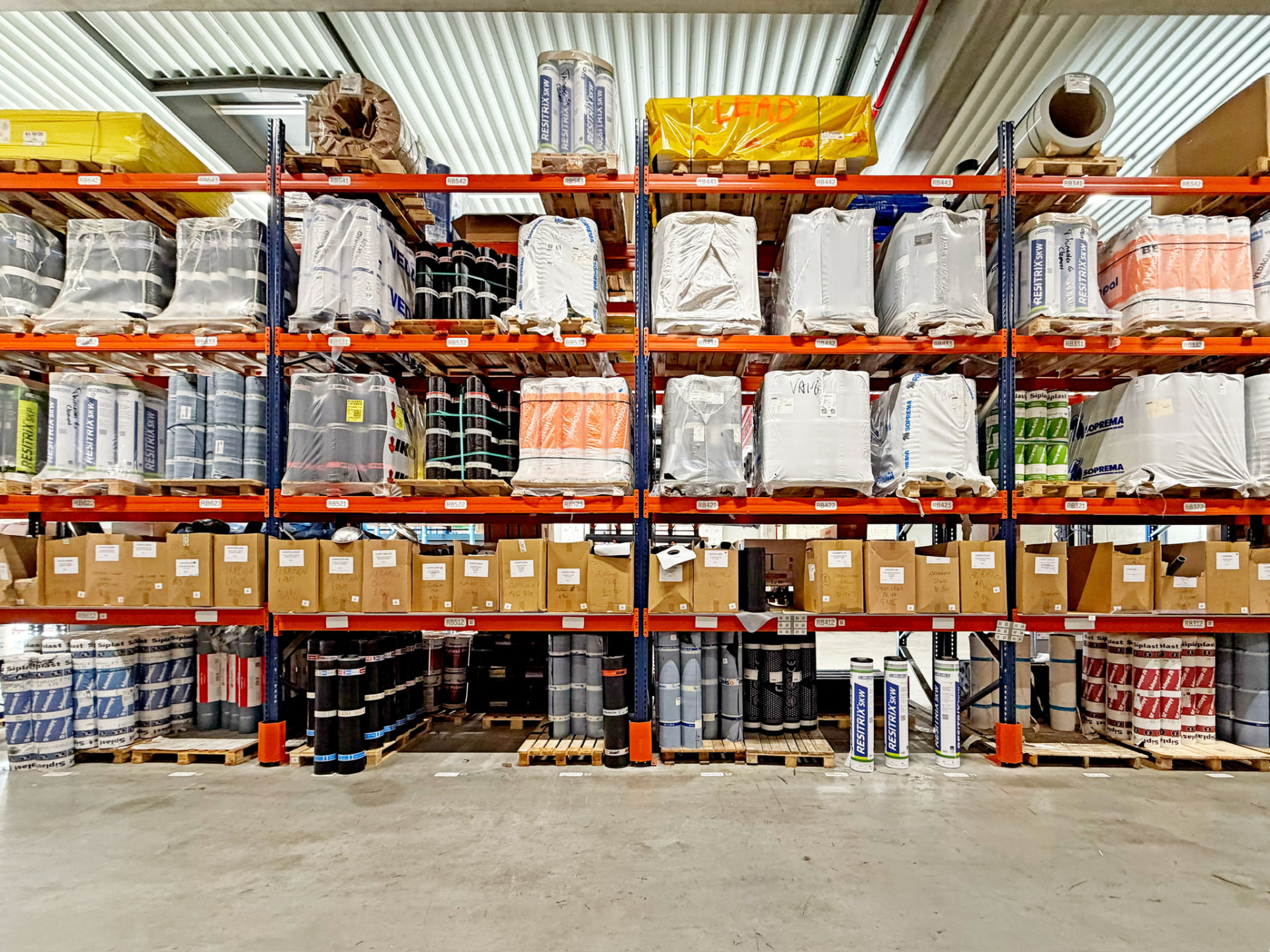 Racks de stockage de membranes et isolants dans l'entrepôt RMS8