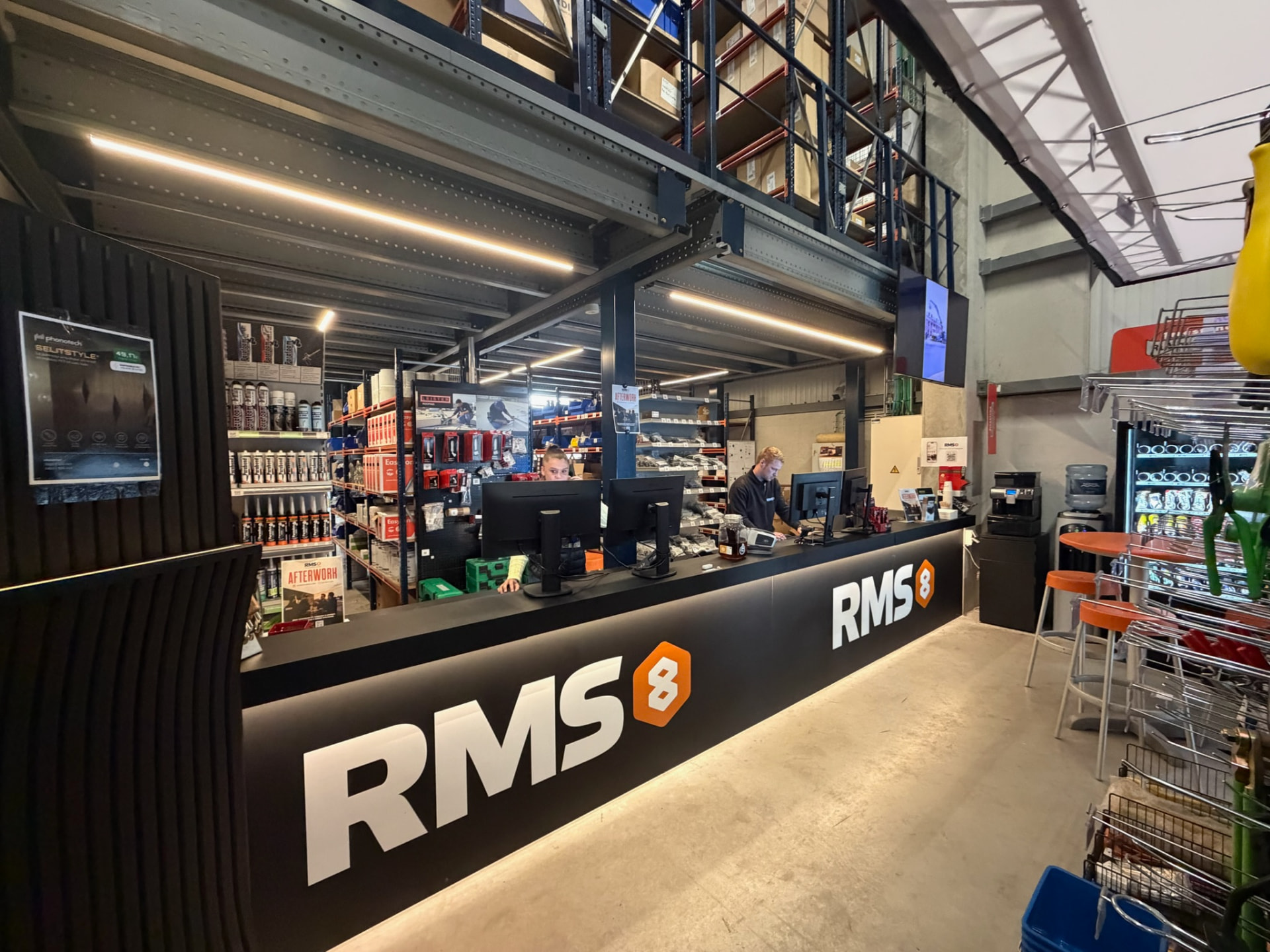 Comptoir RMS8 à Thimister avec l'équipe au service des couvreurs