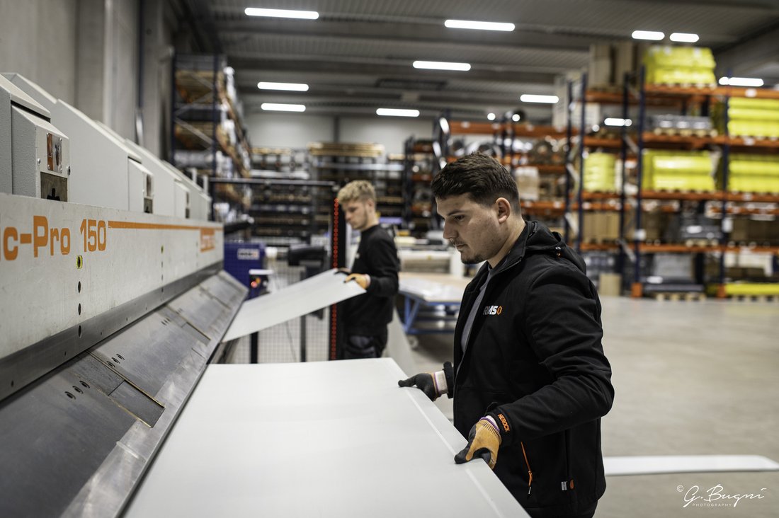 Tôle pliée : quels avantages par rapport aux solutions standards