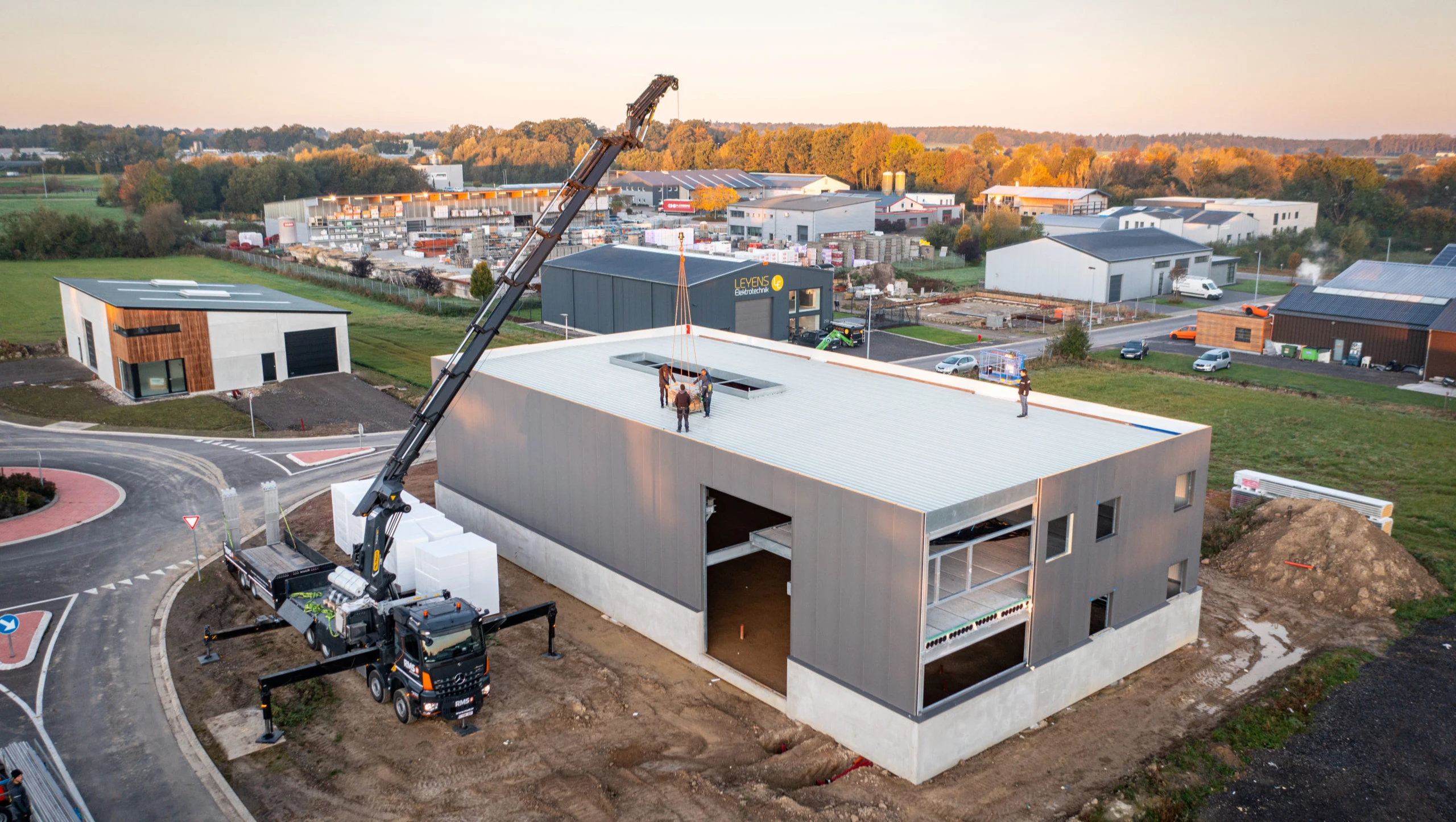 Grue Palfinger RMS8 sur chantier de toiture
