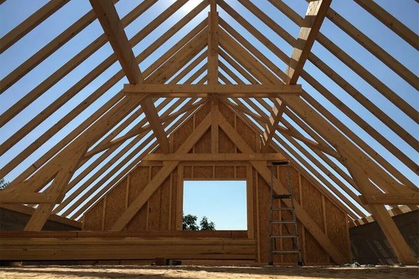 Pourquoi utiliser du sapin rouge du nord pour les charpentes et lattages ?