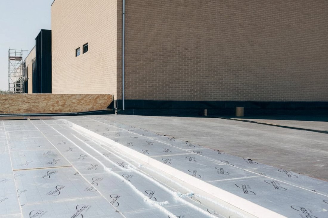 Isolation de toiture plate : laine de roche, PIR ou EPS ? Comprendre les spécificités pour choisir le bon matériau