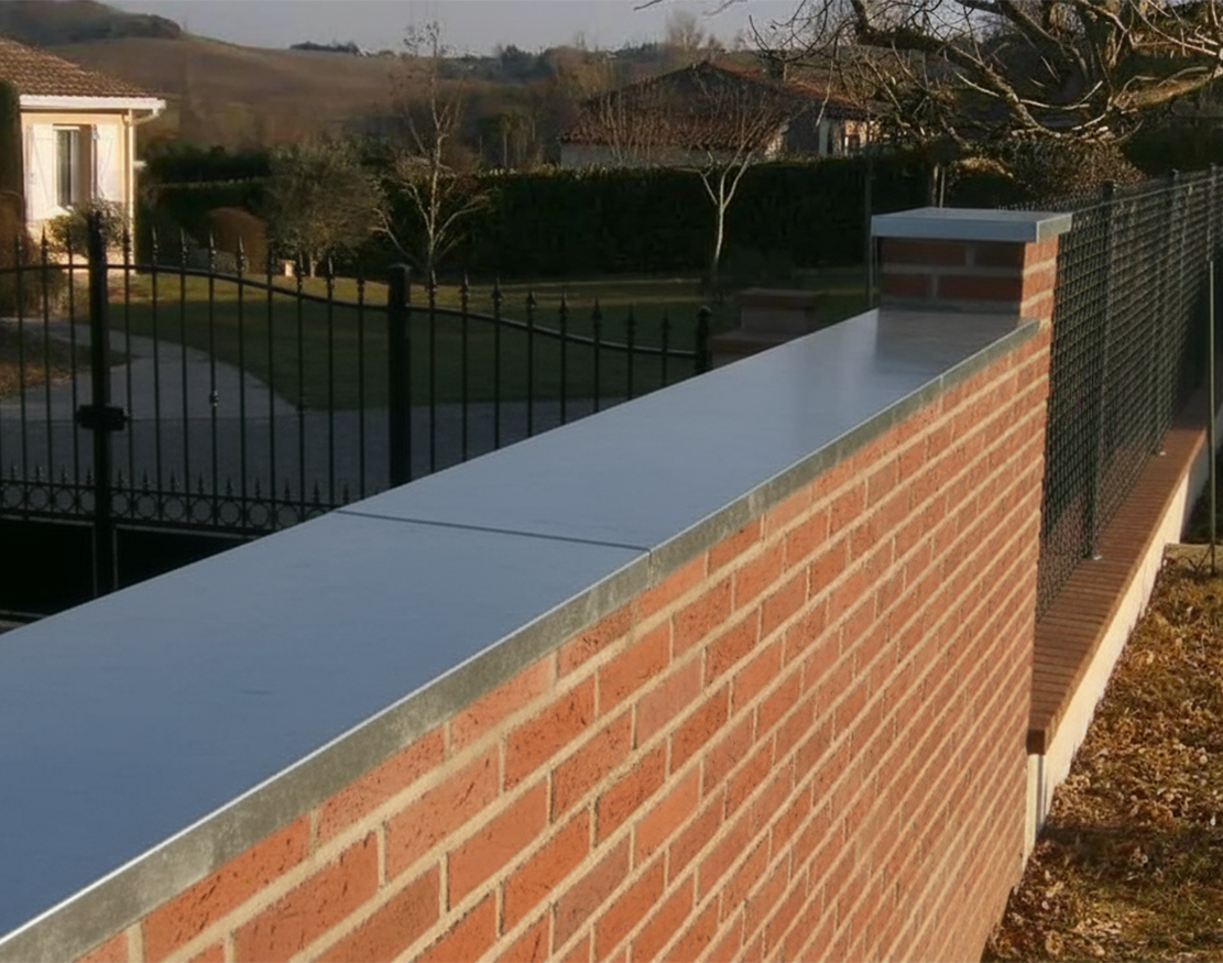 Deux ouvriers plie tôle sur-mesure machine RMS8