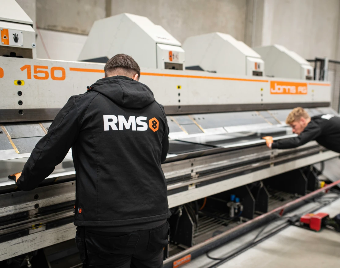 Ouvrier plie tôle sur-mesure machine RMS8