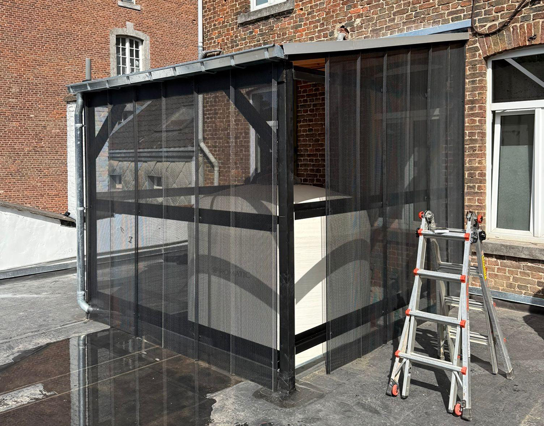 Deux ouvriers plie tôle sur-mesure machine RMS8