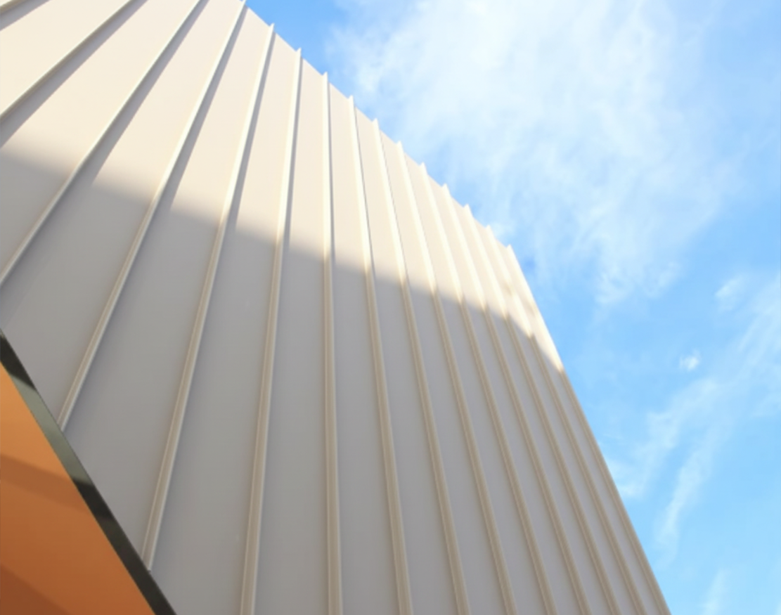 Deux ouvriers plie tôle sur-mesure machine RMS8